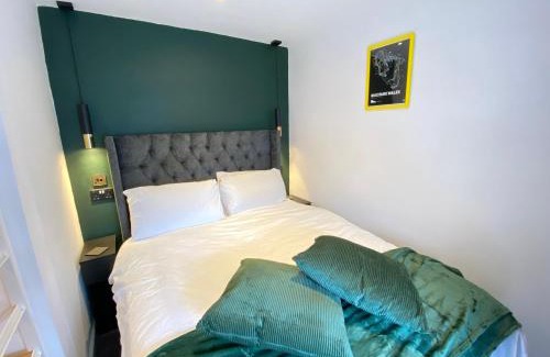 Aberdare House | The Cwtch, Log Fire, Sleeps 6, Nr Zip World, Brecon and Bike Park Wales