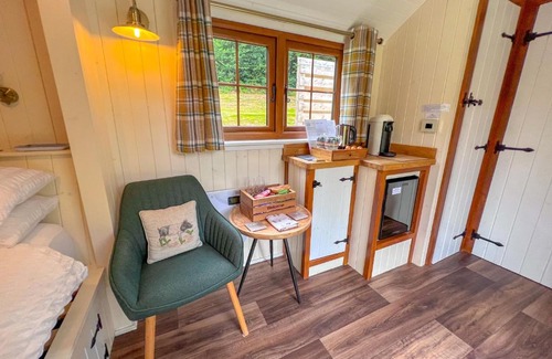 Llandysul Ski Chalet | The Daffodil Shepherd's Hut, Primrose