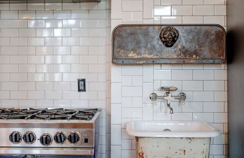 Oshkosh Condo | The Dancing Moon Luxury Loft - Sleeps 12