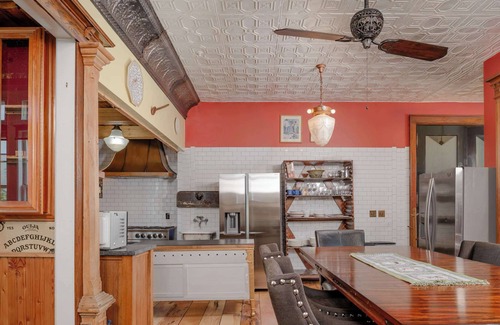 Oshkosh Condo | The Dancing Moon Luxury Loft - Sleeps 12