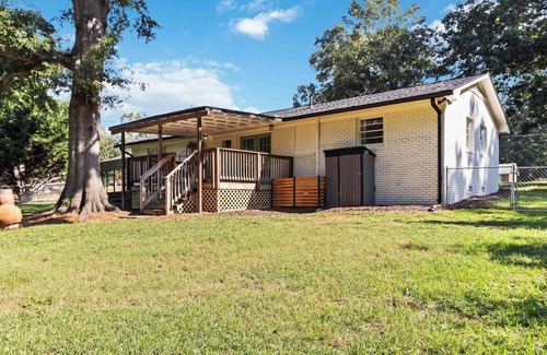 Statham House | The Dawg House Pet-Friendly 4Br 2 Bath Near UGA & Ga Club