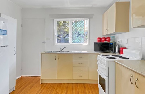 Picnic Bay House | The Deck on Picnic - fun-filled family island getaway just an easy stroll to Picnic Bay beachfront