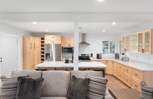 Glendale House | The Desert Palm: 6BR Paradise | Heated Pool