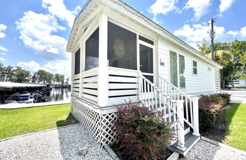Clermont House | The Dockside House - Lakeside Tiny Home Near Orlando