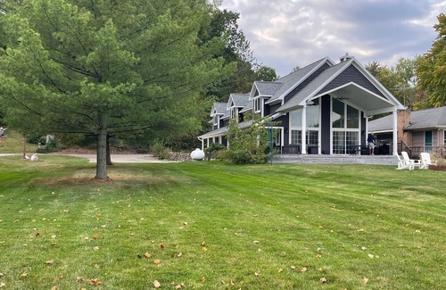 Vandalia House | The Donnell Lake Retreat with Private Dock