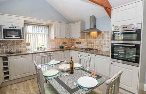 Richmond Cottage | THE DOVE COTE, pet friendly, with hot tub in Brompton-On-Swale