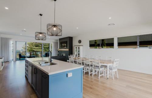 Victor Harbor House | The Dual Family Entertainer 9 Esplanade Victor Harbor - Linen Included - Luxury - Seafront