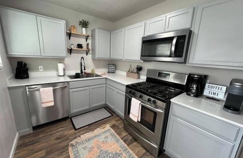 Stillwater House | The Dugout! Close to Oklahoma State Univ. Modern 4 bedrm, 2 bath home!