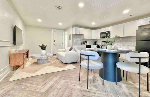 Pittsburgh Apartment | The Elliott Hotel at Highland Park