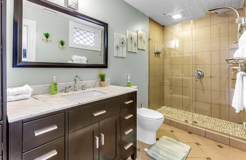 Downtown Greensboro Condo | The Elm St Suite - Downtown Condo