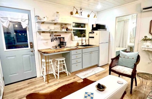 Newnata House | The Enchanted Cottage, Greers Ferry Lake Area, Romantic, Outdoor Shower, Extended Stays Welcome