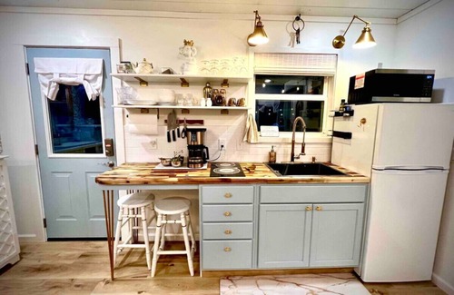 Newnata House | The Enchanted Cottage, Greers Ferry Lake Area, Romantic, Outdoor Shower, Extended Stays Welcome