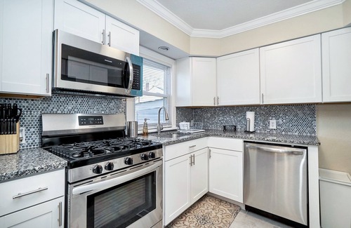 Norfolk House | “The Family Spot” near airport, shopping, & more.
