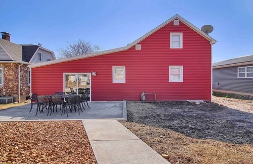 Hermann House | The Farmhouse Inn: 3 bed, 3.5 whole house rental