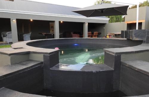 Oudtshoorn Hotel | The Featherbed - Oudtshoorn