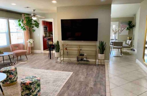 Arlington South House | The Flamingo | 4 BR Paradise | Near UCR, FWY, DT