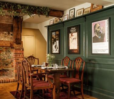 Cranborne Hotel | The Fleur de Lys