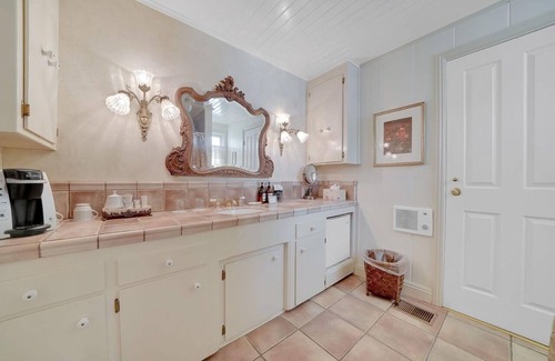 Sutter Creek House | The Foxie Estate - Sleeps 14, On Main Street!