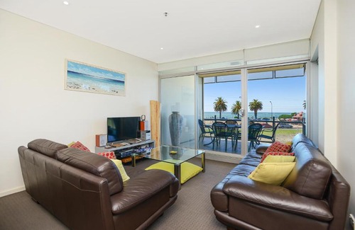 Victor Harbor Apartment | The Frontage Resort-Style Apartment