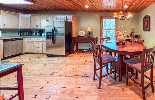 Bonnerdale Cabin | The G.O.A.T. Getaway Near Lake Ouachita and Crystals