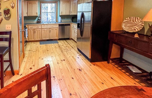 Bonnerdale Cabin | The G.O.A.T. Getaway Near Lake Ouachita and Crystals