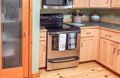 Bonnerdale Cabin | The G.O.A.T. Getaway Near Lake Ouachita and Crystals