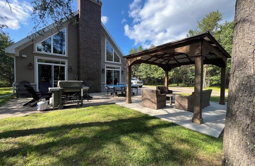 Necedah House | The Game Cabin – 5-Acre Retreat w/Arcades, Pool Table, Fire Pit & Ping Pong