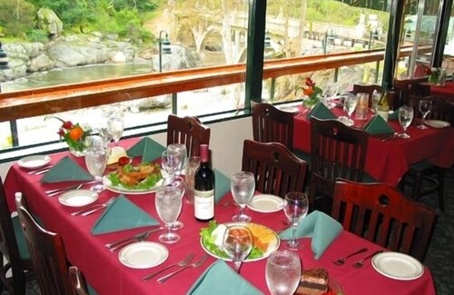 Three Rivers Hotel | The Gateway Restaurant & Lodge