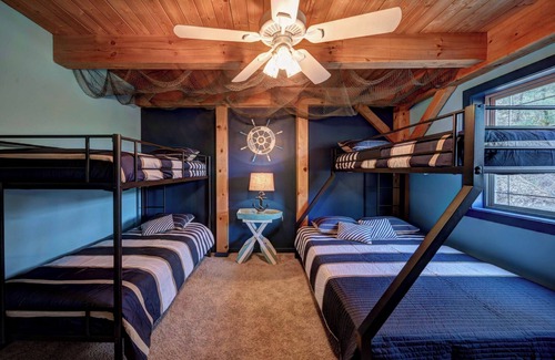 O'Brien Cabin | The Gathering Place at Shasta Lake! Sleeps 24!