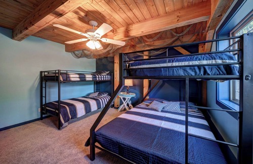 O'Brien Cabin | The Gathering Place at Shasta Lake! Sleeps 24!