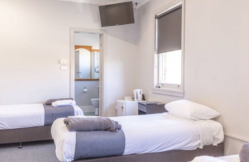 Bathurst Hotel | The George Hotel