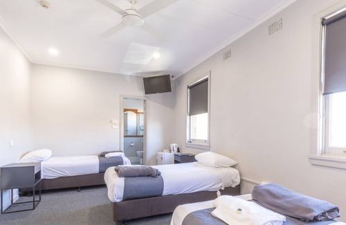 Bathurst Hotel | The George Hotel