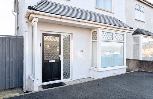 St. Thomas House | The Glenroy - TV in Every Bedroom!