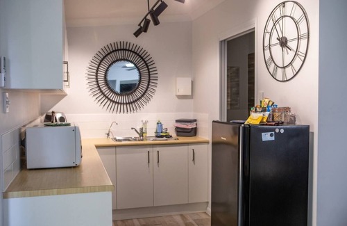 Hermit Park Apartment | The Good Place-private studio apartment with pool