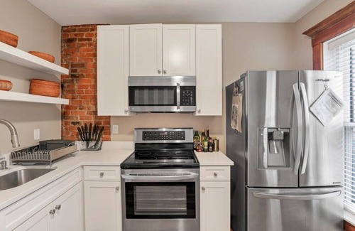 Victorian Village Apartment | The Goodale Overlook - 2 Bed 3 Bath