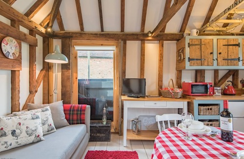 Petham Cottage | The Granary by Bloom Stays - cute lodge sleeps 2 guests in 1 bedroom