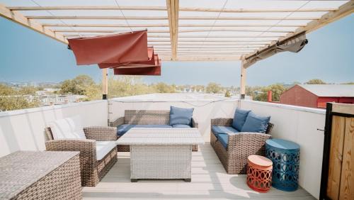 Near Northeast House | The Grand DC Stay with Deck and Parking