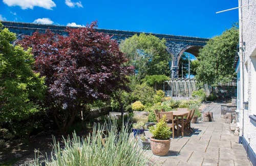 Merthyr Tydfil House | The Grange Guesthouse, Cefn-Coed