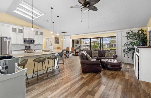 Apollo Beach House | The Gray Dolphin at Casa de Kingston — Waterfront Oasis in Apollo Beach