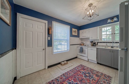 Rolla Cottage | The Green Acres Cottage - Charming 2 Bedroom near S&T and Acorn Trail in Rolla.