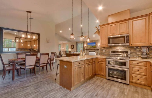 Tahoe Island House | The Grizzly Cabin - Close to lake and biking paths!