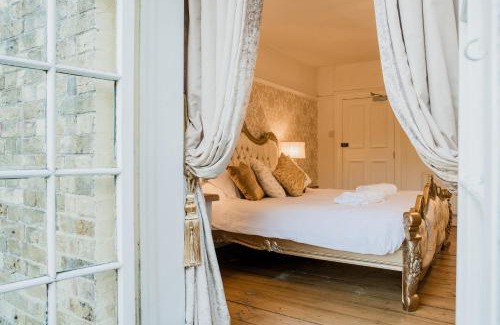 Upstreet Hotel | The Grove Ferry Inn