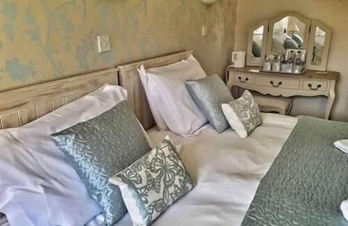 Llanarmon Dyffryn-Ceiriog Hotel | The Hand at Llanarmon