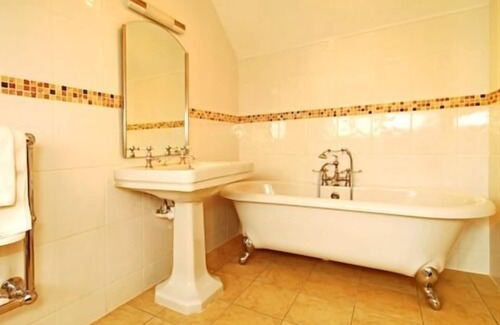 Llanarmon Dyffryn-Ceiriog Hotel | The Hand at Llanarmon