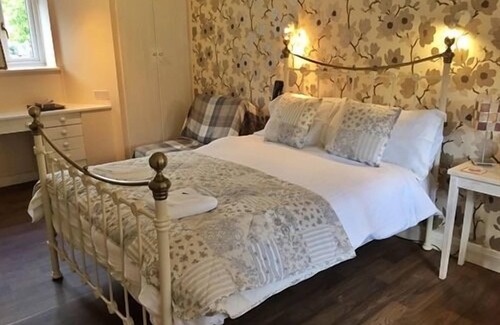 Llanarmon Dyffryn-Ceiriog Hotel | The Hand at Llanarmon