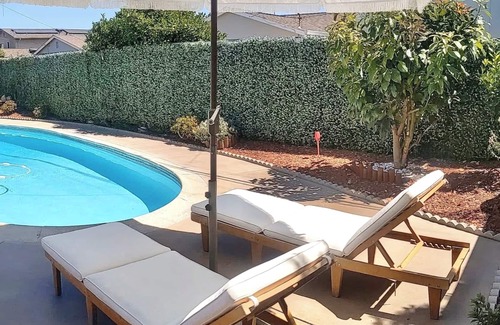 Hayward House | The Happy Hideaway - Swimming pool inside - 3BR - 2BA- Look at me!