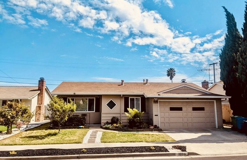 Hayward House | The Happy Hideaway - Swimming pool inside - 3BR - 2BA- Look at me!