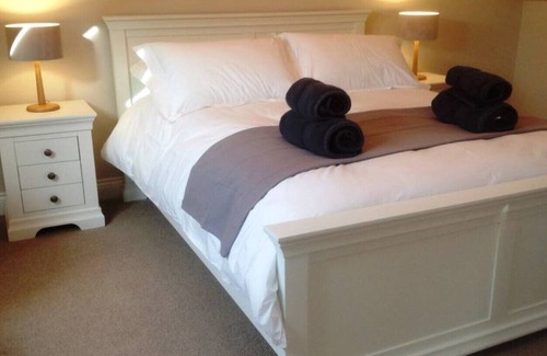 Wethersfield House | The Hare's Field, a place to stay with friends or family.