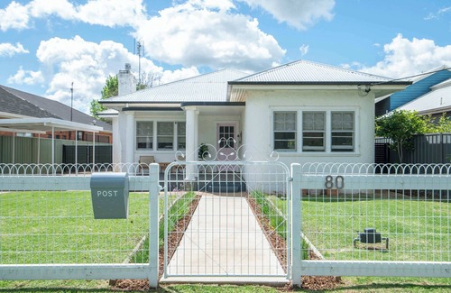 Dubbo House | The Haven - BBQ and Firepit, Pets Welcome!