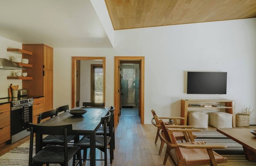 Emigrant House | The Hawk. Horse Creek Cabins. Lux 2 bed/2 bath with King bed, AC, Creek Front